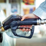 silbernes Auto tanken