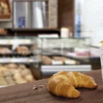 Croissant und Kaffee