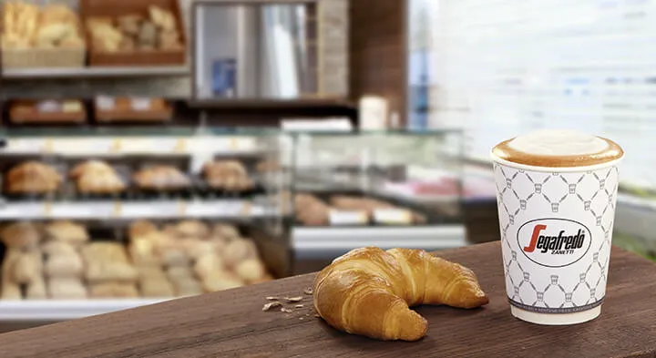 Croissant und Kaffee