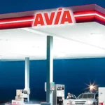 Avia Tankstelle bei Nacht